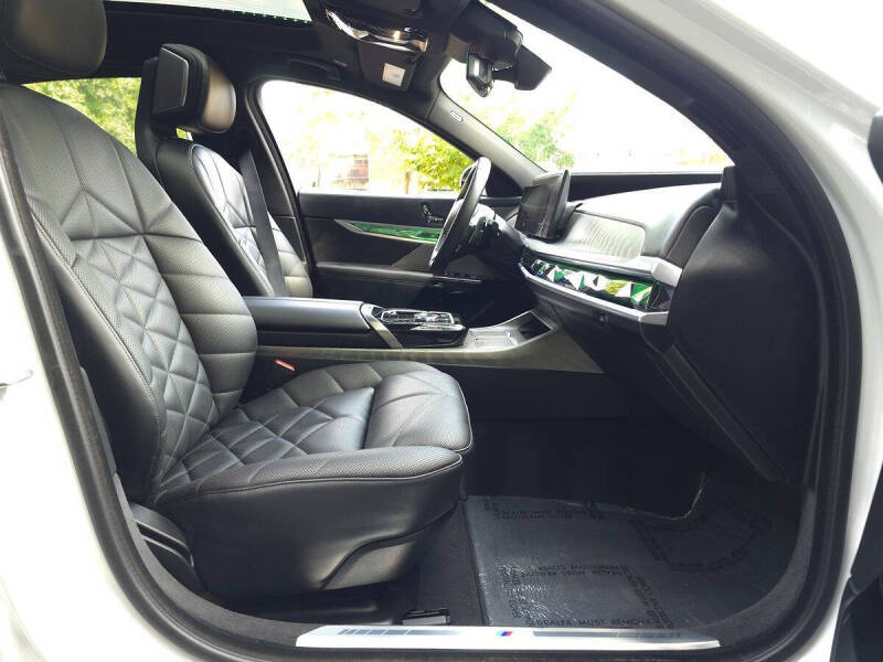 2023 BMW 7 Series 740i