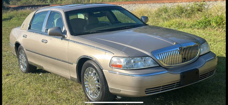 2003 Lincoln Town Car Executive photo 2