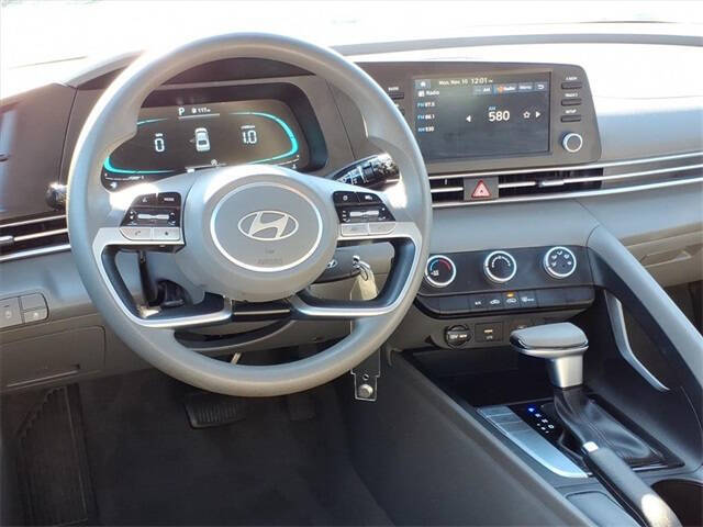 2024 Hyundai Elantra SE