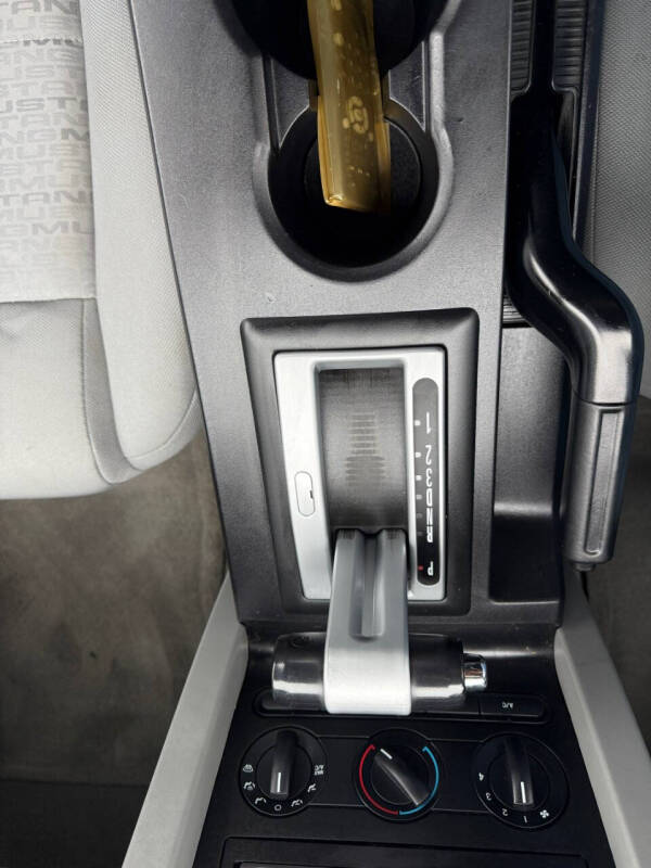 2005 Ford Mustang V6 Deluxe