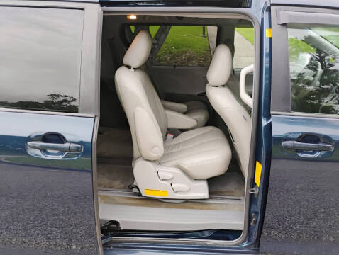 2011 Toyota Sienna LE 7-Passenger Auto Access Seat