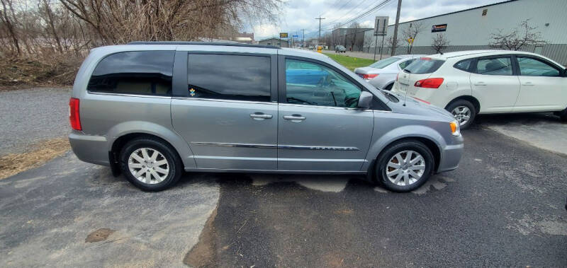 2013 Chrysler Town & Country Touring photo 2