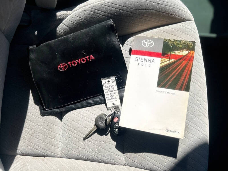 2017 Toyota Sienna LE 8-Passenger