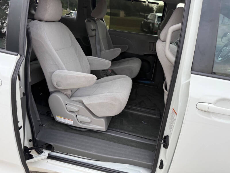 2017 Toyota Sienna LE 8-Passenger