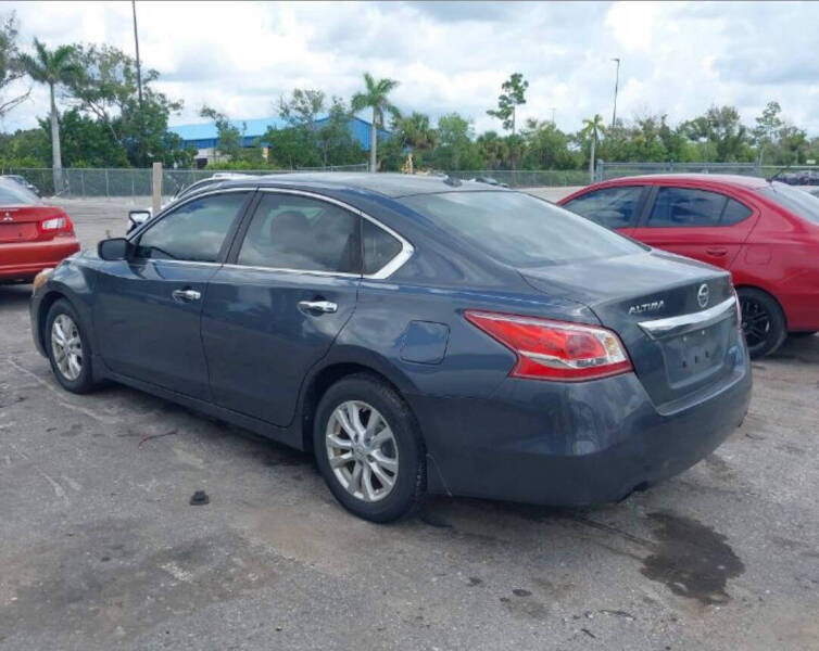 2013 Nissan Altima Sedan SV photo 2