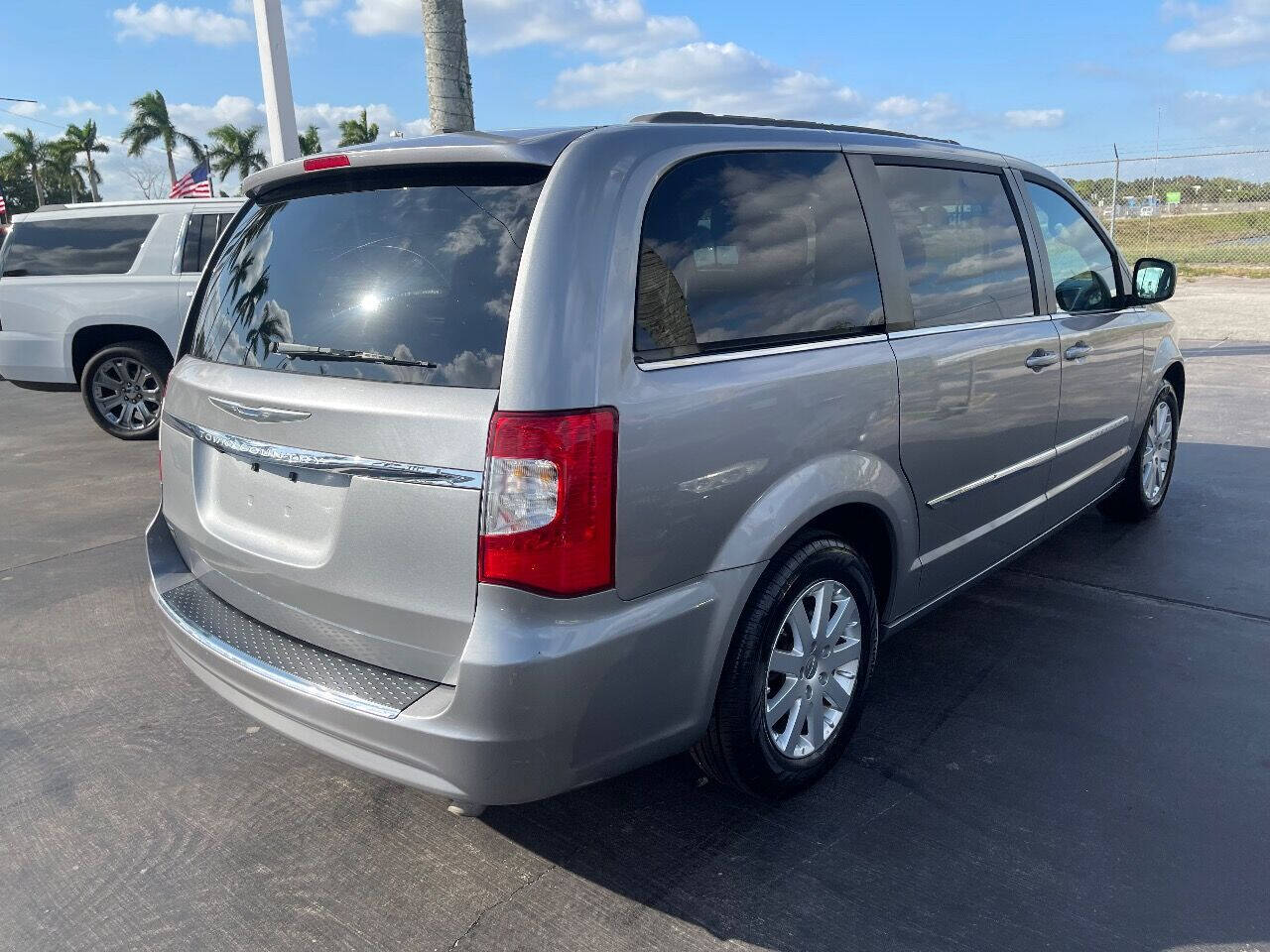 2016 CHRYSLER Town and Country Minivan - $11,900