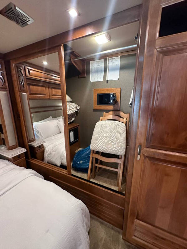2019 Tiffin Phaeton 40qkh BUNK BEDS, King Bed