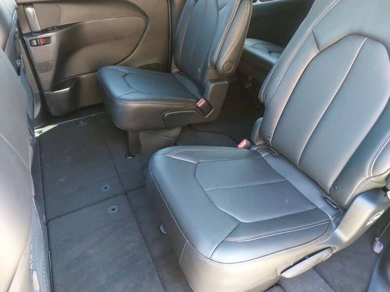 2025 Chrysler Pacifica Select