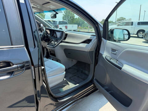 2017 Toyota Sienna LE 8-Passenger