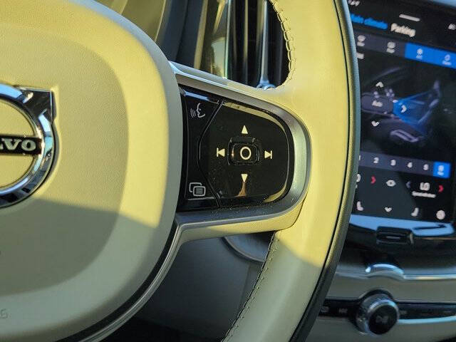 2024 Volvo XC60 B5 Plus Dark Theme