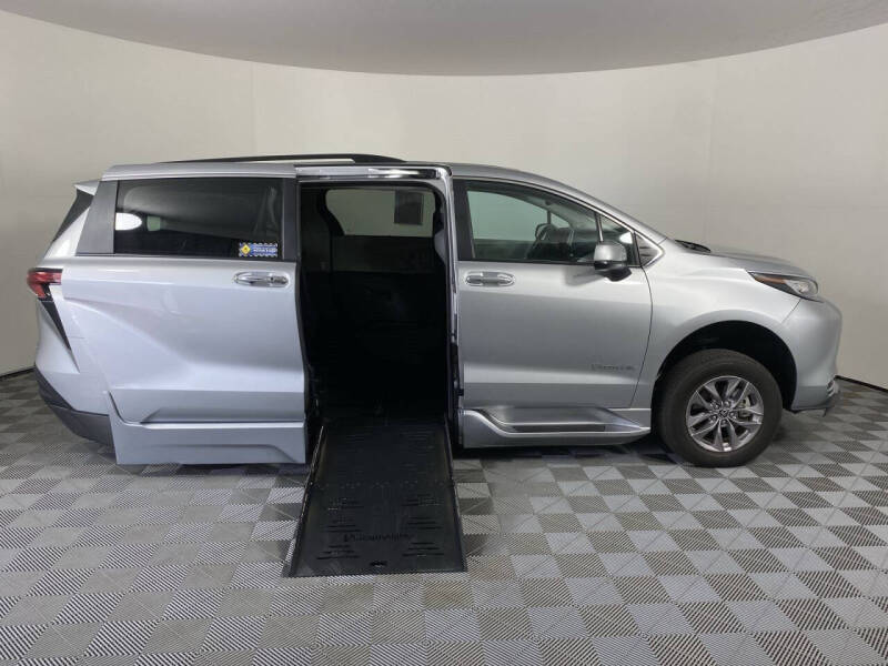 Used 2022 Toyota Sienna XLE with VIN 5TDJRKEC3NS128844 for sale in Tucker, GA