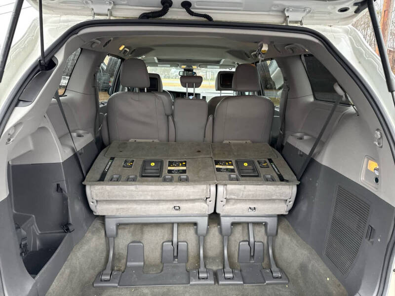 2018 Toyota Sienna XLE 7-Passenger Auto Access Seat