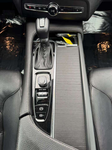 2020 Volvo XC90 T6 Momentum 6-Passenger