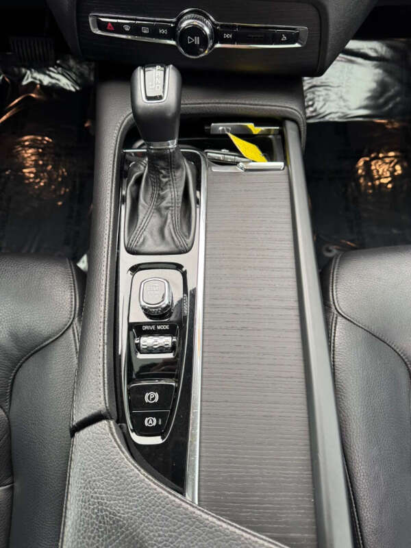 2020 Volvo XC90 T6 Momentum 6-Passenger