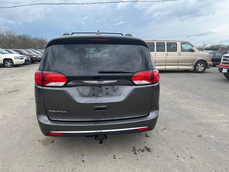 2017 Chrysler Pacifica Touring-L Plus