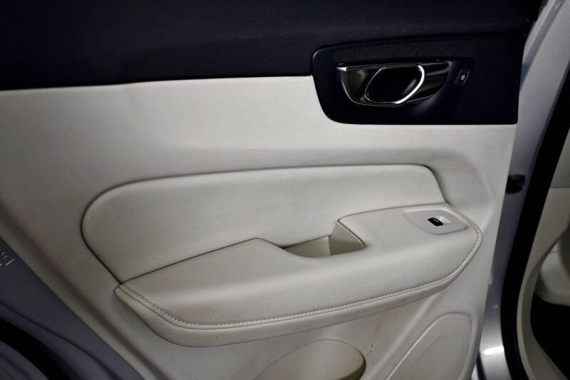 2022 Volvo XC60 B5 Momentum