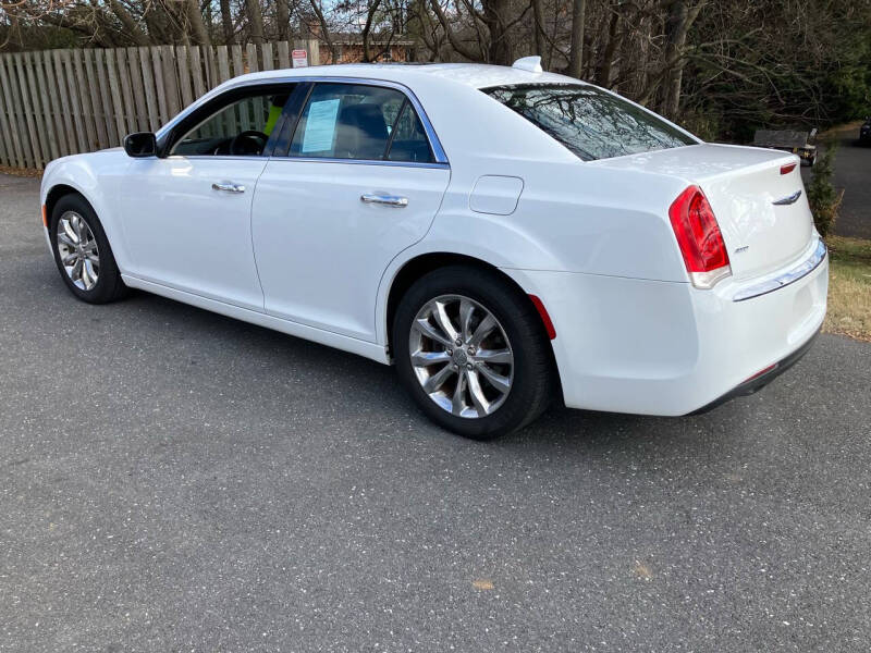 2017 Chrysler 300 C photo 2