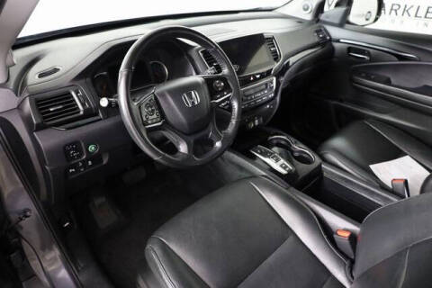 2019 Honda Pilot Touring w/Rear Captain's Chairs