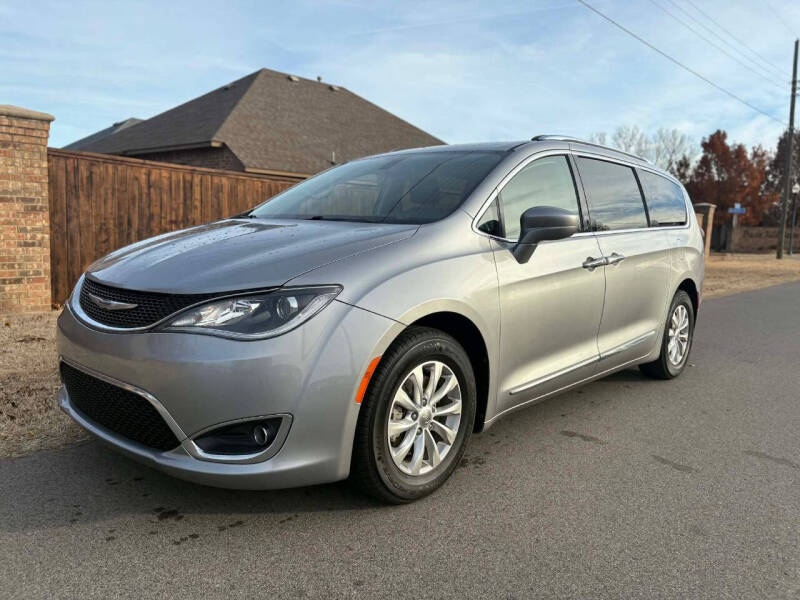2018 Chrysler Pacifica Touring L Plus's photo