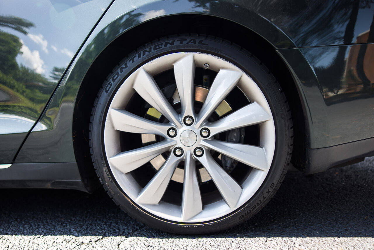 2014 Tesla Model S 31
