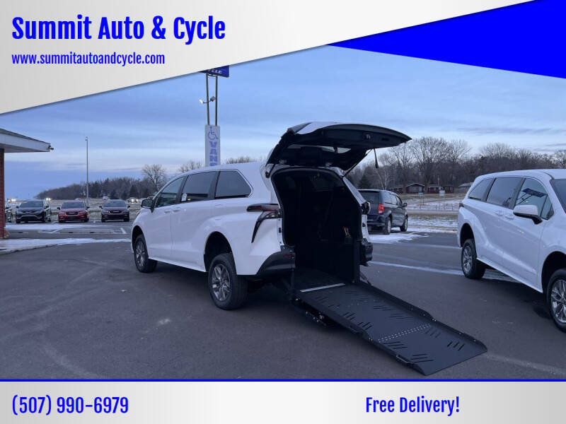 2025 Toyota Sienna LE's photo