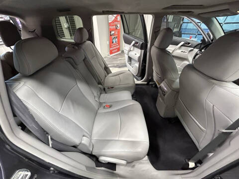 2011 Toyota Highlander SE