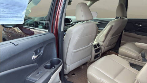 2021 Honda Pilot Touring w/Rear Captain's Chairs