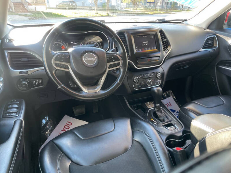 2019 Jeep Cherokee Latitude Plus photo 19