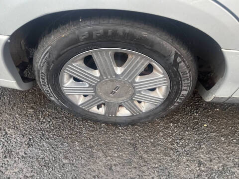 2005 Lincoln Town Car Signature Limited