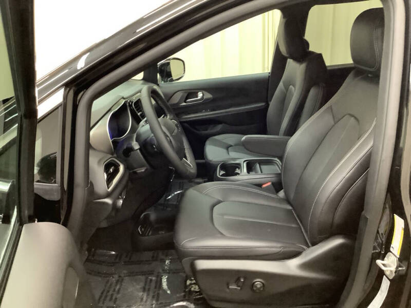 2027 Chrysler Pacifica LX
