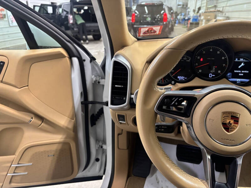 2017 Porsche Cayenne Platinum Edition