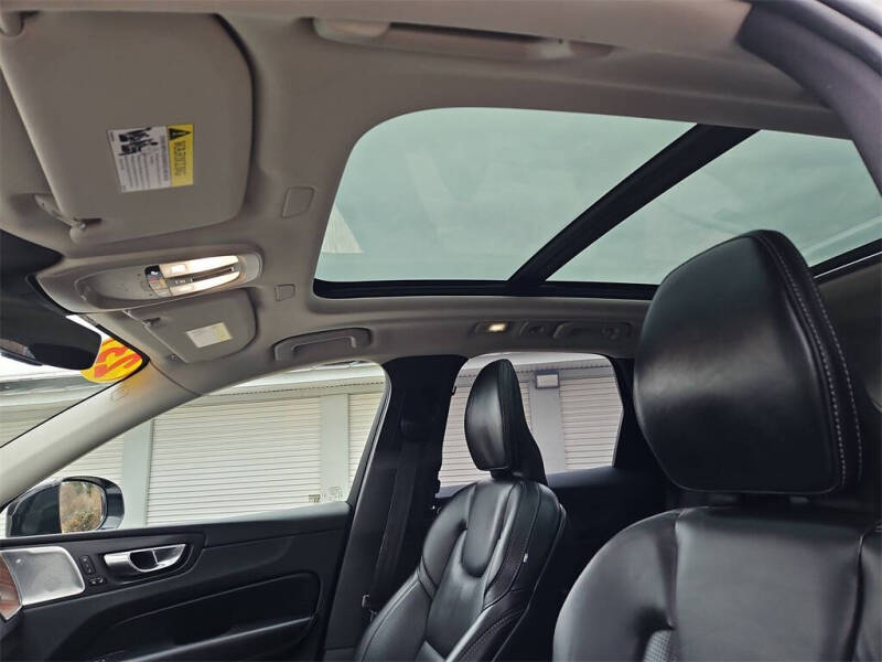 2023 Volvo XC60 B6 Ultimate Dark Theme