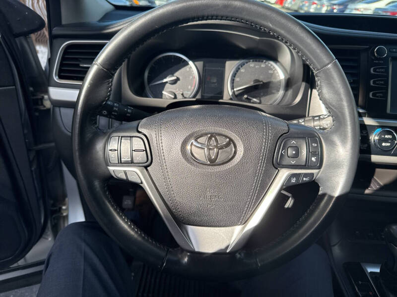 2017 Toyota Highlander SE