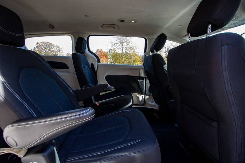 2022 Chrysler Voyager LX