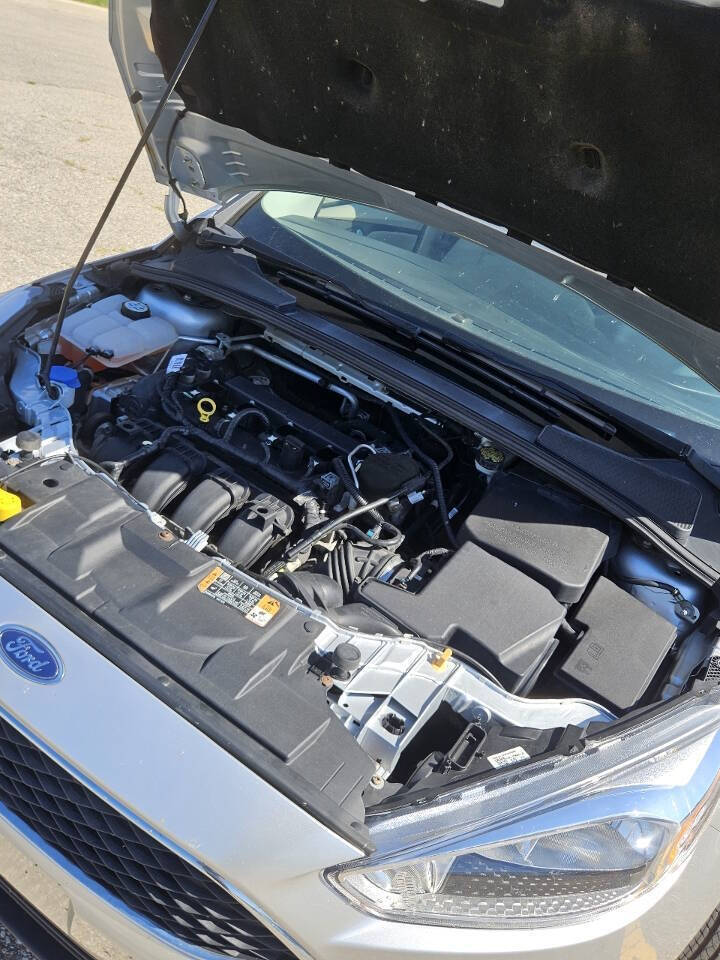 Silver 2015 Ford Focus SE SE 4dr Sedan 18