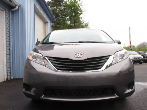 2013 Toyota Sienna LE 7-Passenger