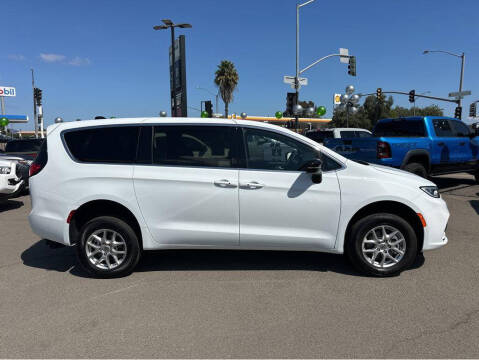 2024 Chrysler Pacifica Touring