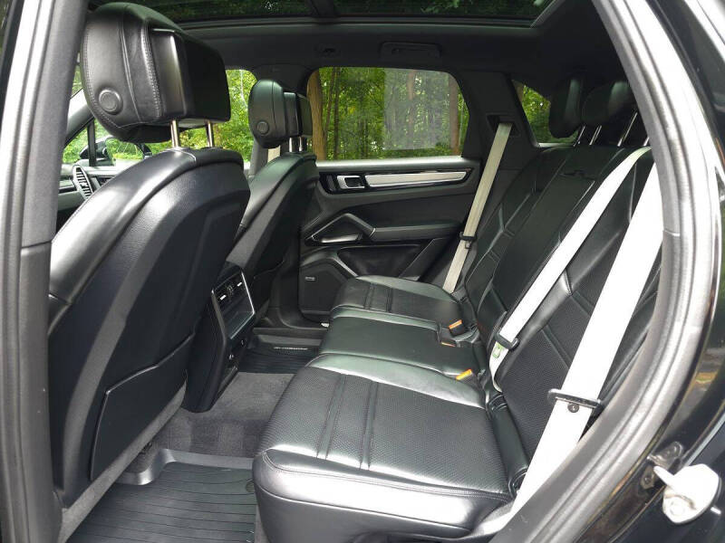 2023 Porsche Cayenne Platinum Edition