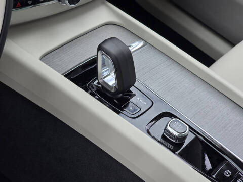 2025 Volvo XC60 B5 Plus Dark Theme