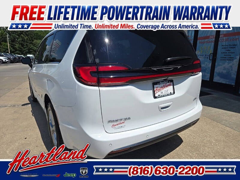 2027 Chrysler Pacifica Select