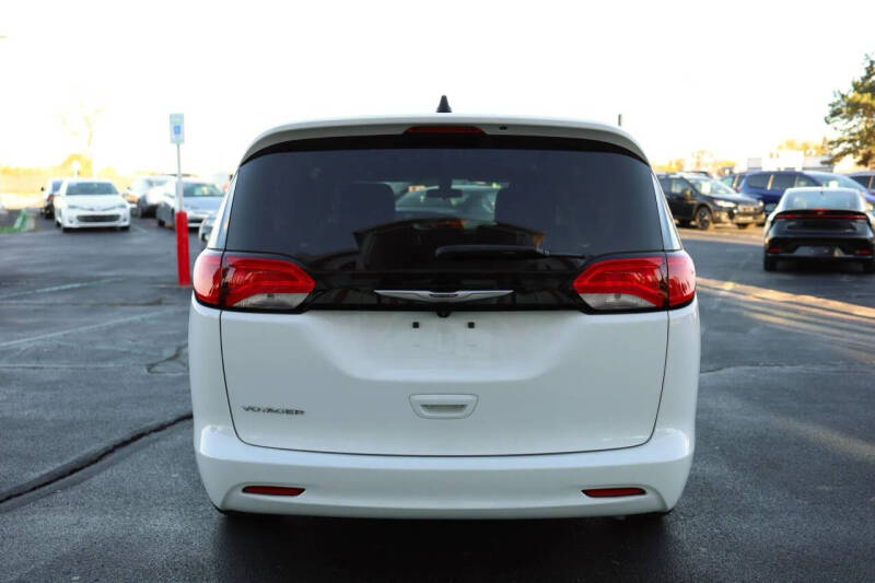 2022 Chrysler Voyager LX