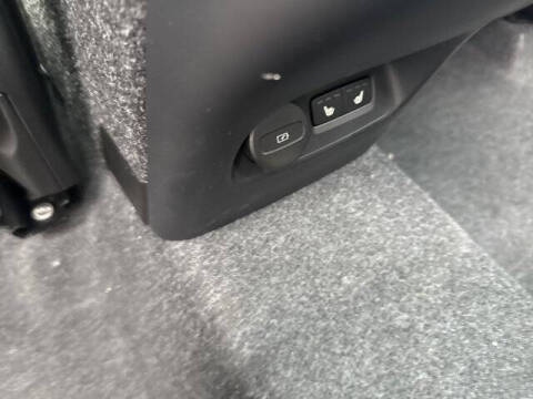 2025 Volvo XC40 B5 Ultra Bright Theme