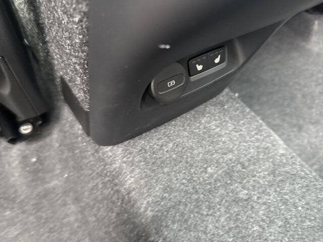 2025 Volvo XC40 B5 Ultra Bright Theme