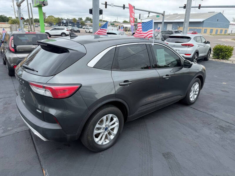 2020 Ford Escape SE