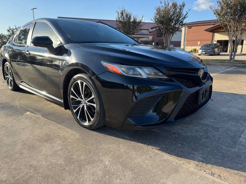 2019 Toyota Camry SE photo 4