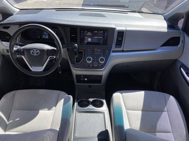 2017 Toyota Sienna LE 7-Passenger Auto Access Seat