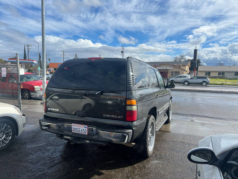 2004 Chevrolet Tahoe null photo 3