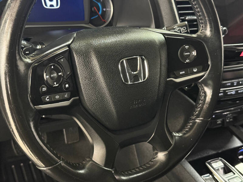 2019 Honda Pilot Touring w/Rear Captain's Chairs