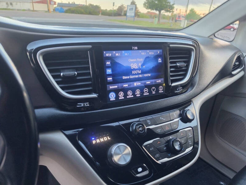 2017 Chrysler Pacifica Touring-L