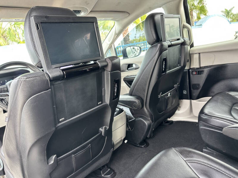 2022 Chrysler Pacifica Hybrid Touring L